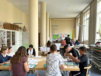 Schüler im Projektunterricht in einem Klassenzimmer.