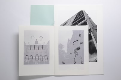 Aufgeklapptes Fanzine mit schwarz-weissen Architektur-Fotografien.