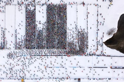 Luftaufnahme eines Skilanglaufrennens im Schnee.