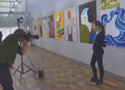 Fotoshooting vor der Plakatausstellung im Museum für Gestaltung an der Ausstellungsstrasse.