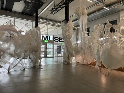 Kunstinstallation mit weissen Strukturen im Museumseingang.