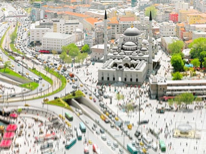 Stadtansicht mit Moschee und belebten Strassen in Istanbul.