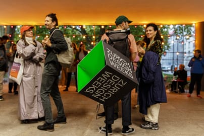 Menschen unter Lichterketten bei den Zurich Design Weeks.