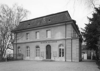 Historisches Gebäude des Museums Bellerive mit Bäumen im Hintergrund.