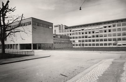 Schwarzweissfoto eines modernen Schulgebäudes.