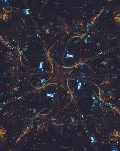 Symmetrische Ansicht von Bangkok bei Nacht von oben.