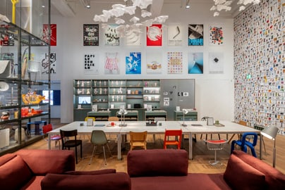 Modernes Zimmer mit bunter Wandkunst und Möbeln.