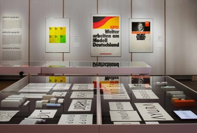 Ausstellung zur politischen Typografie mit Schautafeln und gedruckten Materialien.