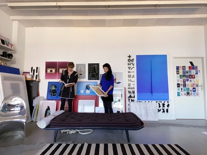 Lena Amuat und Zoë Meyer im Atelier mit Werken.