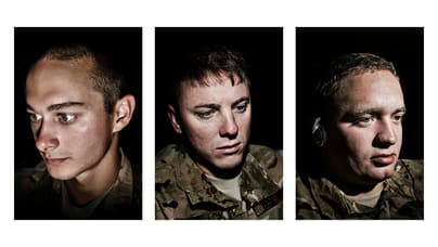 Drei Porträts von Soldaten in Uniformen vor dunklem Hintergrund.