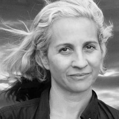 Schwarzweissfoto von Victoria Sambunaris mit wehendem Haar.