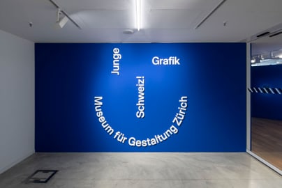 Blauer Ausstellungsraum mit Schriftzug im Museum für Gestaltung Zürich.