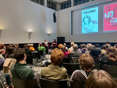 Vortrag vor Publikum mit Präsentationsfolien.