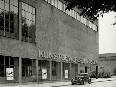 Kunstgewerbemuseum mit Auto davor.