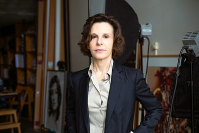 Porträt von Valérie Belin in einem Fotostudio mit Ausrüstung im Hintergrund.