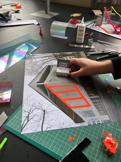 Hand erstellt eine Collage mit Architekturmotiv und Farbfolien.