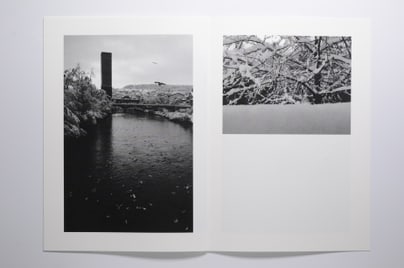 Aufgeschlagenes Fanzine mit Schwarzweissfotos von Fluss und Bäumen.