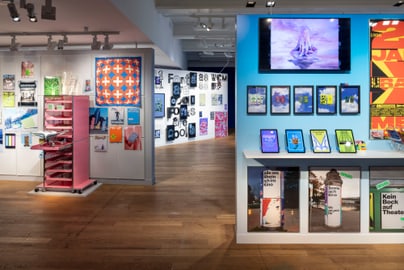 Moderne Kunstausstellung mit bunten Grafiken und Fotos an den Wänden.