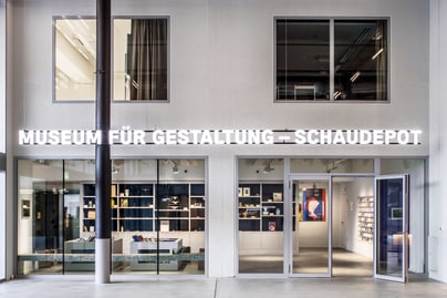 Eingang zum Museum für Gestaltung - Schaudepot mit grosser Glasfront.