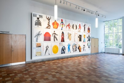 Galeriewand mit Fotografien in modernem Raum.