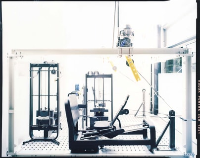 Geräte in einem hellen Raum mit Geräten und Fenstern.