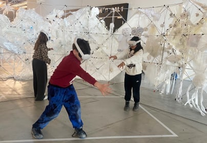 Kinder tragen VR-Headsets in interaktiver Ausstellung.