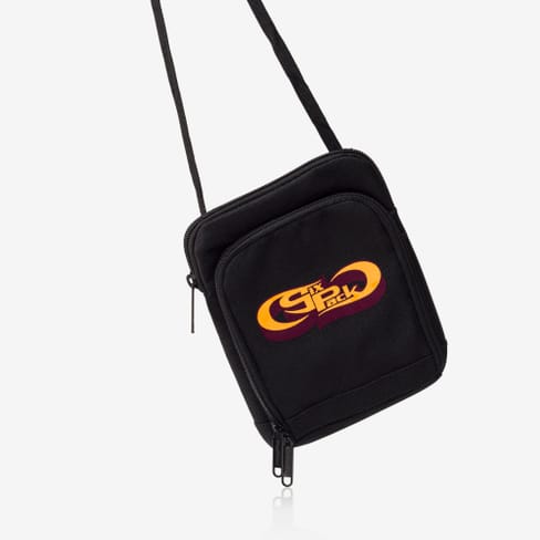 Schwarze Umhängetasche mit stylisiertem Logo von SickPack..