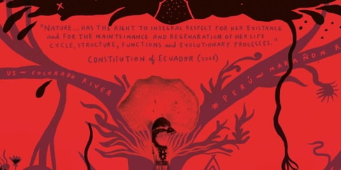 Rotes Kunstwerk mit Bäumen und Text über Naturrechte aus Ecuadors Verfassung, 2008.