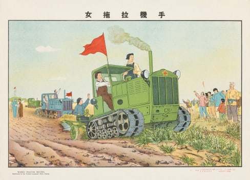 Frauen fahren Traktoren auf einem Feld, umgeben von Menschen mit roter Fahne.