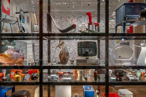Hochregal mit verschiedenen Designobjekten in der Ausstellung Swiss Design Collection.