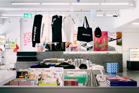 Innenansicht eines modernen Laden mit Kleidung und Büchern.
