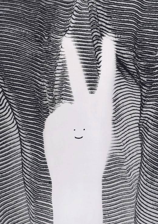 Abstrakte Kunst mit weissem, lächelndem Gesicht und Linienmuster.