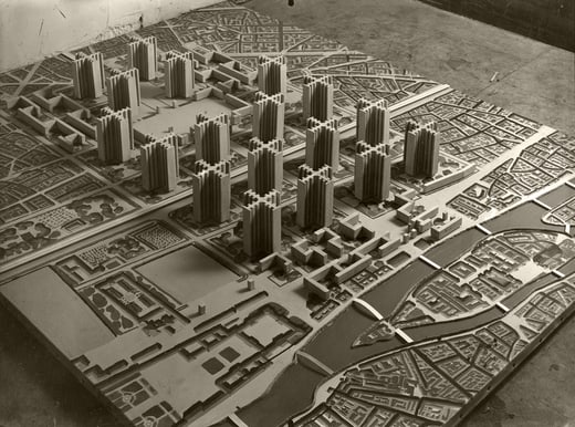 Architekturmodell einer Stadt mit hohen Gebäuden und Strassenstrukturen.