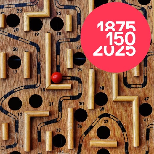 Holzlabyrinth-Spiel mit roter Kugel, Jahrestag 1875-2025 Symbol.",