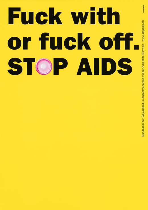 Gelbes Plakat mit Schriftzug zur AIDS-Prävention.