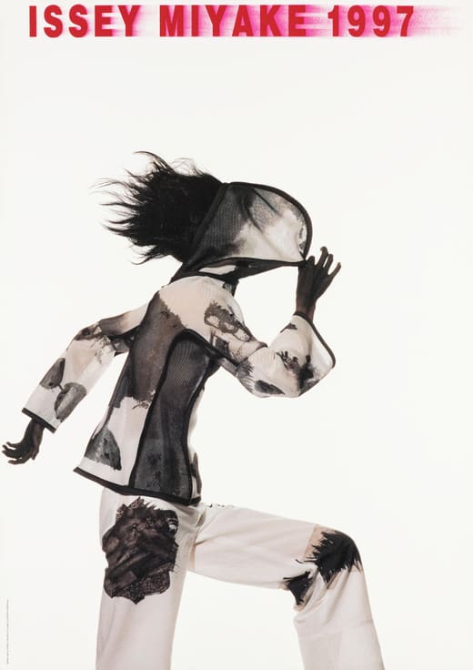 Modeplakat mit abstrakt gekleideter Figur, Issey Miyake 1997.