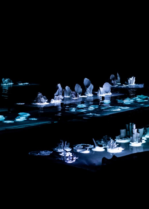 Abstrakte leuchtende Skulpturen im Dunkeln.