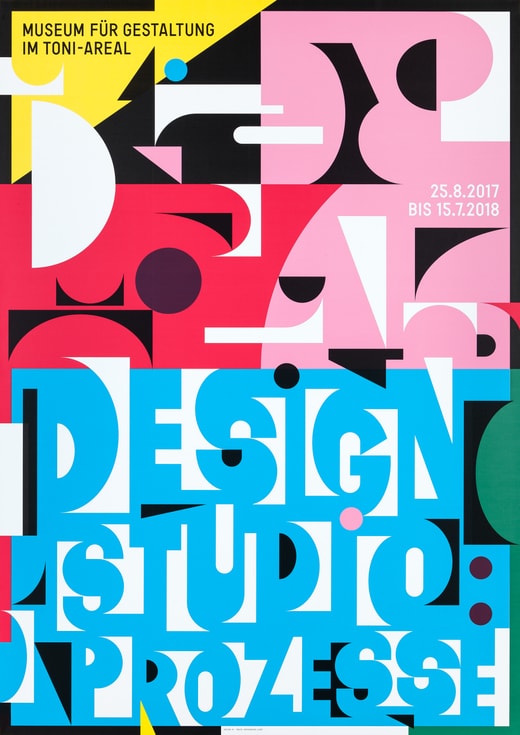 Plakat mit bunten Buchstaben, Ausstellung im Museum für Gestaltung Toni-Areal.