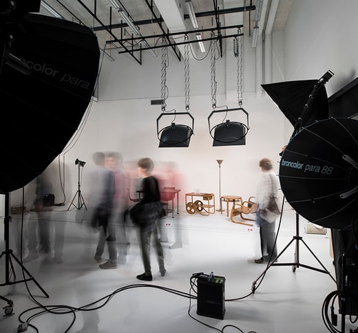 Fotostudio mit verwischten Figuren und Beleuchtungsausrüstung