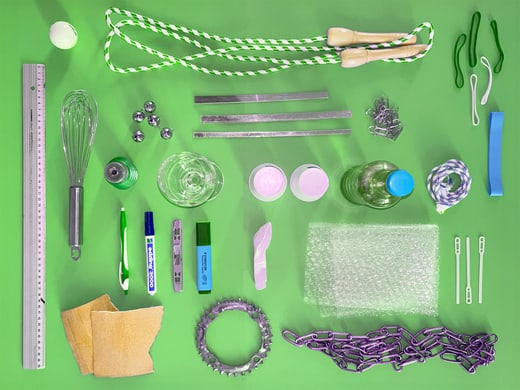 Verschiedene Objekte auf grünem Hintergrund angeordnet.