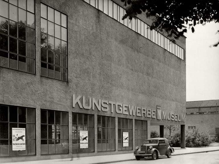 Kunstgewerbemuseum mit Auto davor.